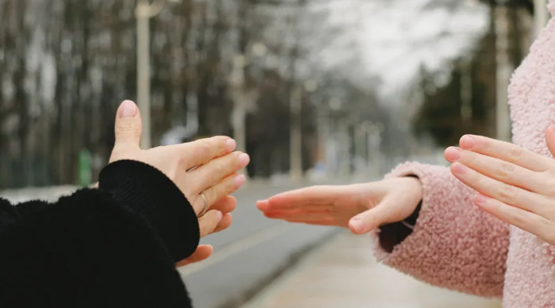 सर्दियों में ठंडे रहते हैं हाथ-पैर: क्या यह किसी बीमारी का संकेत है